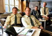Niemand auf dem Revier glaubt, dass Gaby nicht lesen kann. V.l.n.r. Fred Müller (Johann Schuler), Hans Kneidl (Winfried Frey), Xaver Bartl (Andreas Giebel), Felix Kandler (Florian Karlheim). Weiteres Bildmaterial finden Sie unter www.br-foto.de.
