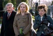 MDR Fernsehen DER WINZERKÖNIG II. STAFFEL, FOLGE 25, "Der Rückschlag", am Sonntag (16.02.14) um 13:15 Uhr. Am Grab der Mutter: Claudia Plattner (Susanne Michel, M.) mit ihrem Vater Blasius Schmalzl (Branko Samarovski, l.) und ihrer Halbschwester Sarah Richards (Dorothee Hartinger, r.).