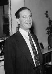 Kim Philby, Doppelagent im Kalten Krieg: Er arbeitet für Briten und Sowjets. Seiner Enttarnung kommt er durch die Flucht nach Moskau zuvor, wo Stalin ihn dann misstrauisch überwachen lässt.