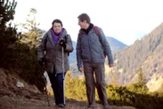 Monika will sich beim Wandern mit Bamberger keine Blöße geben. Von links: Monika Vogl (Christine Reimer) und Roland Bamberger (Horst Kummeth).
