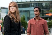 Olivia (Anna Torv, l.) ist die Flucht gelungen und mit Hilfe des Taxifahrers Henry (Cameron K. Smith, r.) sucht sie verschiedene Orte auf, an die sie sich erinnern kann.