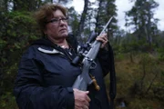 Mary Miller mit ihrem Gewehr in der Hand bei der Jagd auf ein Reh und auf der Hut vor anderen Raubtieren, die in den Wäldern lauern könnten.