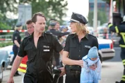 Mattes (Matthias Schloo, l.) ist ins Wasser gesprungen, um ein angeblich ertrinkendes Kind zu retten. Doch Melanie (Sanna Englund, r.) und er müssen feststellen, dass es sich dabei nur um eine Puppe handelt.