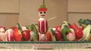 Heute geht es in den Lach- und Sachgeschichten um den Sommer. Leckeres Obst und Gemüse verwandelt sich, wie von Zauberhand, in eine lustige Figur.