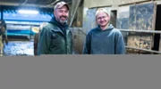 Fröhlich im Stall: Ausbilder Sönke (l.) mit Azubi und zukünftigem Landwirt Jeffrey.