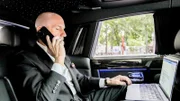 Leben eines Multimillionärs: Hanno Settele begleitet Florian Koschat im Rolls Royce beim „reich bleiben".