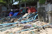 Thailand - Phuket Abwässer fliessen ungeklärt ins Meer. Hinter den Hotels stapelt sich der Abfall.