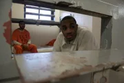 Devion Barber (r.) muss sich seine Zelle mit einem anderen Straftäter teilen ...