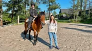 Pferdetrainerin Lisa (links) hat vor ein paar Jahren den Mustang Brownie gekauft. Seitdem ist sie ein großer Fan der wilden Pferde aus Amerika.