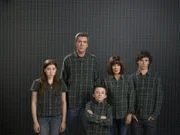 (3. Staffel) - Der alltägliche Wahnsinn ist bei ihnen Dauergast: Frankie (Patricia Heaton, 2.v.r.) und Mike (Neil Flynn, 2.v.l.) und ihre drei Kinder Axl (Charlie McDermott, r.), Brick (Atticus Shaffer, M.) und Sue (Eden Sher, l.) ...