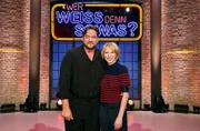 Treten bei "Wer weiß denn sowas?" als Kandidat:innen an: Schauspieler Ronald Zehrfeld (l.) und die Schauspielerin Birgit Minichmayr (r.).