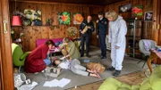 In ihrem Waldhaus wird die Goldschmiedin und Inhaberin eines Juweliergeschäftes Kim Olemacher (Tamara Spieth, 2.v.l.) tot aufgefunden. Roswitha Prinzler (Silke Matthias, r.) hat außerdem Einbruchsspuren festgestellt. Der Fall ist auf den ersten Blick klar: Jemand hat die junge Frau ermordet und ausgeraubt. Doch dann fallen Roswitha Prinzler (Silke Matthias, r.) einige Ungereimtheiten auf. Hat jemand den Einbruch nur inszeniert?