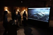 Petra, Ma'an, Jordanien - Katie Simon, Dallas Campbell, Chris Tuttle und Steve Burrows bei der Datenanalyse am Tech HQ-Tag in Petra, Jordanien
