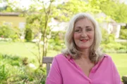 Gerda Schättle öffnet das Gartentor zur ihrer wunderschönen Grünanlage im niederösterreichischen Tullnerfeld. Ein Gemüsegarten, ein Biotop zieren den Garten ebenso wie üppig blühende Staudenbeete, die von der leidenschaftlichen Hobbygärtnerin gehegt und gepflegt werden. Für gestalterische Kniffe sorgt sie mit verschiedenen Ebenen innerhalb der Beete. Besonderes Augenmerk legt sie auf akkurate Rasenkanten.