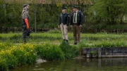 Christina (Mitsou Jung, 2.v.r.) und Riedl (Paul Sedlmeir, r.) befragen den Fischzüchter Alois Sailer (Stephan Zinner, l.) - hat er Jagd auf Kormorane gemacht?