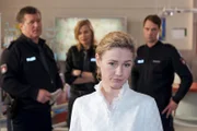 Franzi (Rhea Harder, 2.v.r.) findet einfach kein neues Hochzeitskleid. Auch ihre Kollegen Hans (Bruno F. Apitz, l.), Melanie (Sanna Englund, 2.v.l.) und Mattes (Matthias Schloo, r.) sind ratlos.