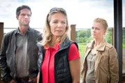 Lukas Hundt (Oliver Franck, l.) und  Kristina Katzer (Isabell Gerschke, r.) befragen Anette Bischoff (Claudine Wilde, M.). Auch die Freundin des Mordopfers hatte eine Affäre mit dem Treuetester Florian Berger.