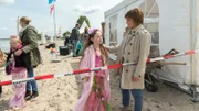 Die Generalprobe der Little Mermaids, darunter Lilly Wuttke (Gwendolyn Göbel, 2.v.r.), hatte zum Todeszeitpunkt gerade vor Publikum angefangen. Katrin Börensen (Claudia Schmutzler, r.) ermittelt: Hat jemand etwas Verdächtiges beobachtet? Rest: Komparsen.