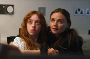 Emma (Jessica Barden, re.) steht ihrer Schwester Joey (Lily Newmark, li.) bei, als sie im Krankenhaus eine erschütternde Diagnose erhält.
