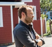 Journalist Cary Coleman (Matthias Ziesing) ist nicht nur beruflich an Julie interessiert.