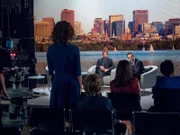 Während eines Fernsehinterviews enthüllt Julie (li: Regula Grauwiller) zur Überraschung des Journalisten Cary Coleman (Mi: Matthias Ziesing) und ihres Ehemanns Eric (re: Martin Rapold) vor laufenden Kameras ein Geheimnis.