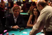 Um den neuen Fall zu klären, sieht sich Patrick Jane (Simon Baker, l.) etwas im Casino um ...