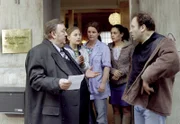 Bea (Lisa Augustin, 2.v.l.) hat ein Gespräch zwischen Gregor Ehrenberg (Dieter Pfaff, l.) und ihrem Vater Lothar (Waldemar Kobus, r.) belauscht. Sie will endlich die Wahrheit wissen. Gudrun (Katrin Pollitt, M.) und Yasmin (Burcu Dal, 2.v.r.) ahnen, dass es gleich großen Ärger gibt.