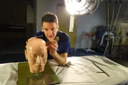 Moderator Joe Crowley in einem Operationssaal mit Treppaning-Modell (National Geographic Channel)