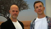 Eric Mayer (r.) trifft Dirk Eilert (l.). Er soll herausfinden, wann Eric lügt und woran man Lügen erkennen könnte.
