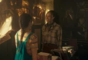 Addie (Lola Blue, links) will den verlassenen Buchladen auf Vordermann bringen. Ihre beste Freundin Audrey (Eve Midgley) hilft ihr beim Aufräumen.