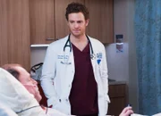 Chicago Med Generationenkonflikt - Generation Gap Staffel 2, Episode 20 Er besucht seinen Vater am Krankenbett: Louis Herthum als Pat Halstead, Nick Gehlfuss als Dr. Will Halstead