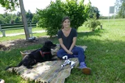 Anna mit Roboterhund Zoomer und Testhund Zubi.