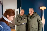 Hubert (Christian Tramitz, M.) und Girwidz (Michael Brandner, r.) finden die Leiche der Hausbesitzerin Nicole Jansen (Komparsin, l.)  in deren Büro. Ist sie tatsächlich mit einer Armbrust getötet worden? Wie barbarisch!