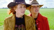 Stevie (Simmone Mackinnon, l.) und Tess (Bridie Carter) beobachten entsetzt, wie ein Flugzeug Gift über ihre Felder versprüht. Verlieren sie ihre Zulassung als Ökobetrieb?