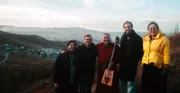 Das Team von Max Giesinger mit dem Musiker Batzorig Vaanchig und der einheimischen Reiseführerin Chimeg in der Mongolei
