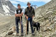 Die beiden Brüder Markus (li.) und Johann (re.) stehen gegen den Trend: Die Schafzucht lohnt sich kaum noch, denn mit der Wolle und dem Fleisch der Tiere kann man nur wenig verdienen.