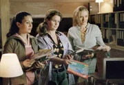 Gregor Ehrenberg braucht Urlaub. Yasmin (Burcu Dal), Gudrun (Katrin Pollitt) und Lisa (Ulrike Grote) bombardieren ihn mit Prospekten. v.l.n.r.