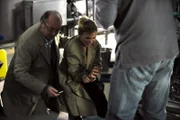 Caro hat sich am Fließband verletzt. Von links: Stadler (Heinrich Stadler) und Carolin Ertl (Teresa Rizos).