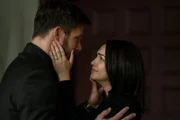 Spencer (Ken Duken, l.); Clare Quayle (Nazanin Boniadi, r.)