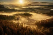 Die Böhmische Schweiz. Ein Drehort, der Zaubertöne märchenhafter Romantik ausströmt. Berge, dichte Buchenwälder, wilde Täler, Labyrinthe aus Sandstein mit Höhlen und Schluchten. Es sind Meisterwerke der Natur: bizarr, skurril, urwüchsig.