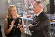 Julie Finley (Elisabeth Shue) befragt den Starkoch Wolfgang Puck (spielt sich selbst), in dessen TV-Kochshow "Elite Chef" den Kandidaten Menschenfleisch statt Tierfleisch serviert wurde.