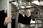 Bayerisches Fernsehen DAHOAM IS DAHOAM, FOLGE 855, "Ernüchternde Zeiten", am Mittwoch um 19:45 Uhr. Martin (Hermann Giefer) versucht selbst das Förderband zu reparieren. Weitere Bilder finden Sie unter www.br-foto.de.