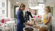 Der Kuchen von Annabells Kaffeegedeck stammt aus der Bäckerei von Ute Ebel (Carolin Spieß, r.). Kann sie Hinweise auf den Käufer und möglichweise Mörder geben? Anneke van der Meer (Isabel Berghout) und Kai Timmermann (Mathias Junge) ermitteln.