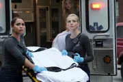 Gabriela Dawson (Monica Raymund, l.) und Sylvie Brett (Kara Killmer) +++ Die Verwendung des sendungsbezogenen Materials ist nur mit dem Hinweis und Verlinkung auf RTL+ gestattet.