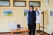 Boris Ratzke (James Newton) gibt Girwidz Auskunft über einen MPU-Kurs.