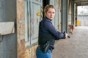 Im Foto (v.l.n.r.):  Leonie Winkler (Cornelia Gröschel) stürmt die Werkstatt von Marek Krug