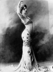 Mata Hari - eine Legende: Die erotische T&auml;nzerin ger&auml;t im Ersten Weltkrieg zwischen die Fronten, spioniert sowohl f&uuml;r Frankreich als auch f&uuml;r das Deutsche Reich.