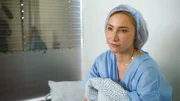 Alina wartet darauf, dass die Eizellentnahme für die siebte künstliche Befruchtung endlich losgeht.