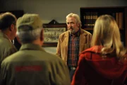 Martin (Hermann Giefer) entschuldigt sich bei seiner Belegschaft für sein vergangenes Verhalten.