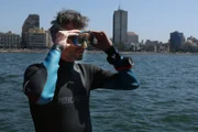 Alexandria, Ägypten - Ross Thomas bereitet sich im Hafen von Alexandria auf einen Tauchgang vor. (Windfall Films)
